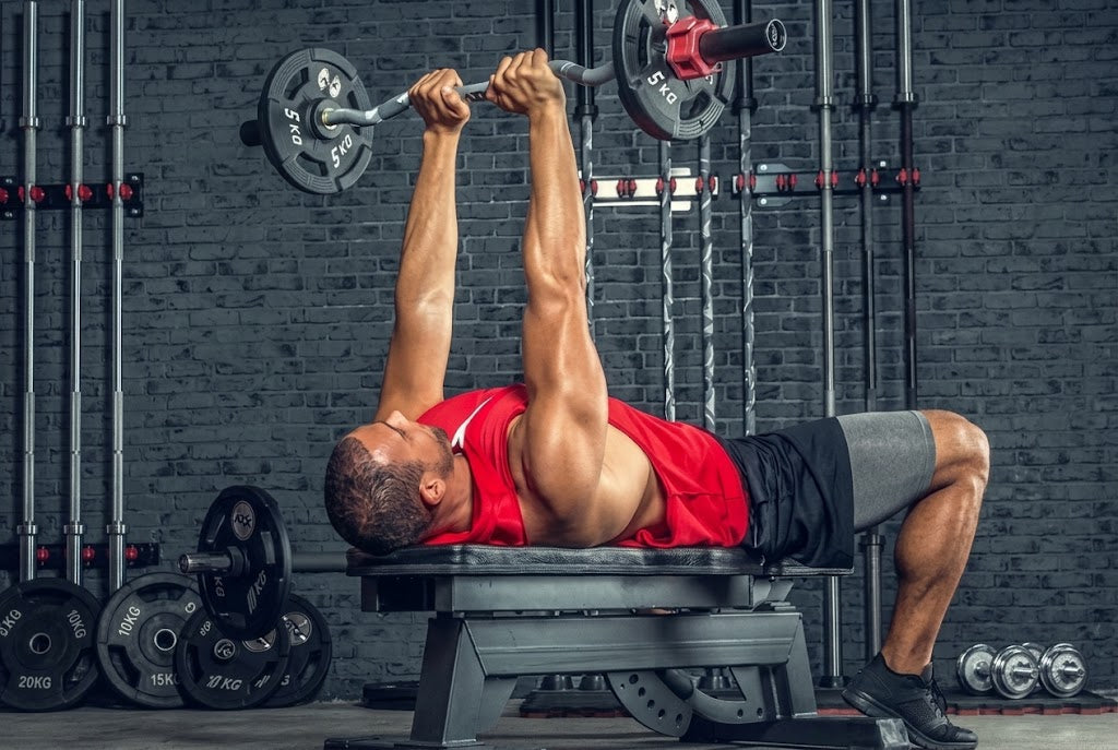 Person macht French Press im Gym