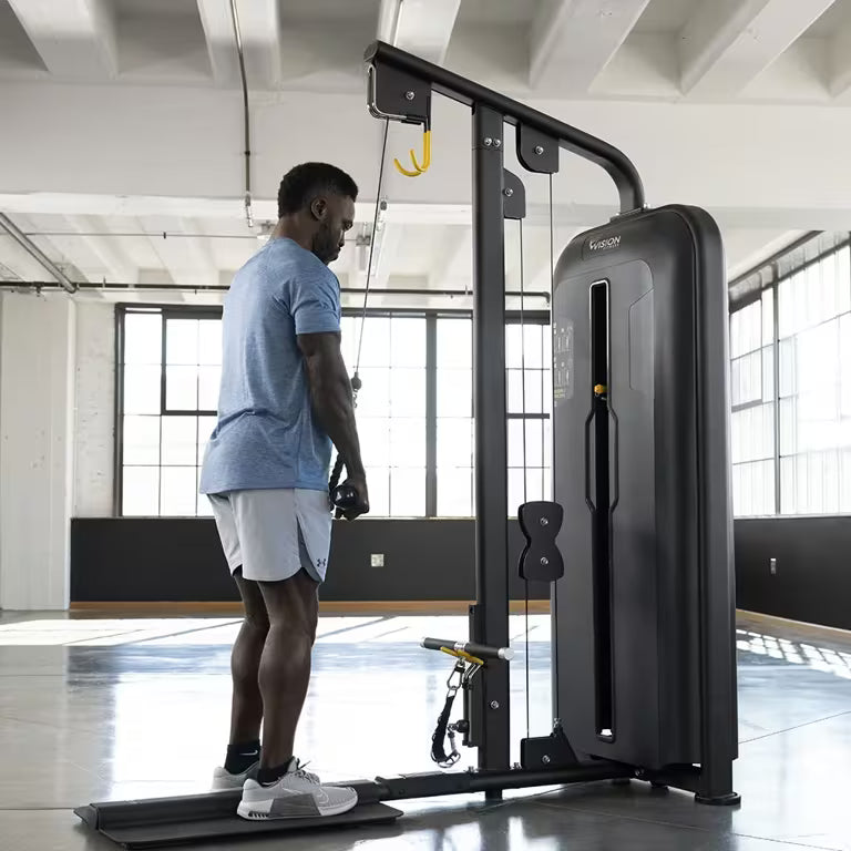 Trainierender beim Trizepsdrücken mit einem Trizeps Seil an einer Vision-Fitness-Kabelzugstation